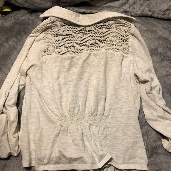 Lace panel front tie shirt - Picture 3 of 3